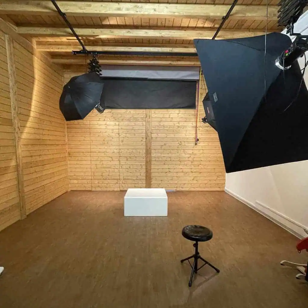 Set dello studio fotografico con fondale e luci